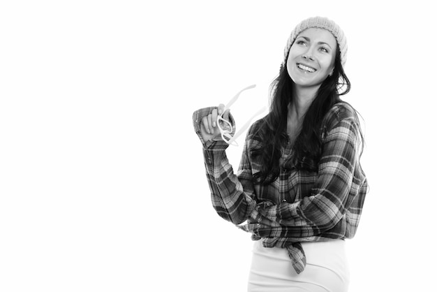 Retrato de uma jovem mulher bonita hippie isolada no branco em preto e branco