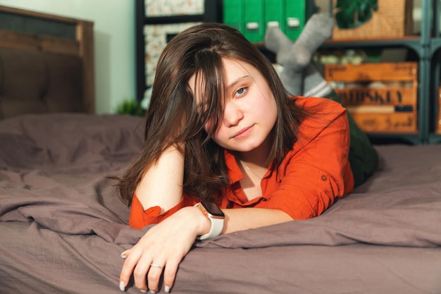 Retrato de uma jovem mulher bonita na cama no quarto