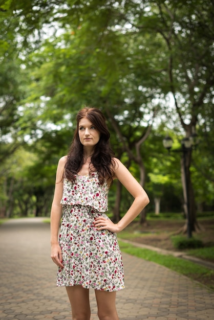 Retrato de uma jovem mulher bonita no parque ao ar livre