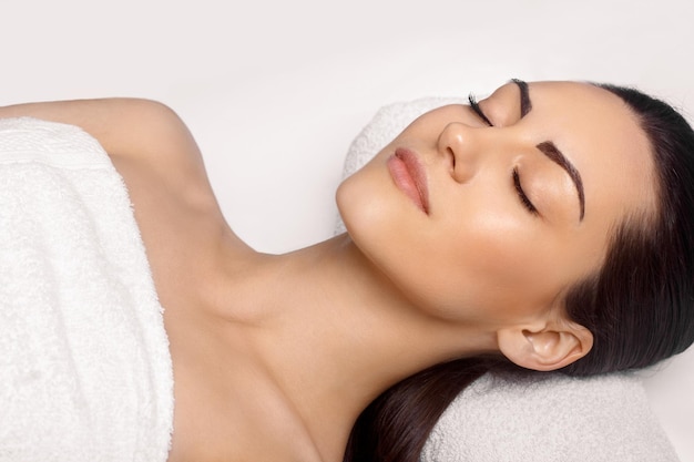 Retrato de uma jovem mulher bonita no Spa SalonSpa Body Massage Treatment and SkincareLazer