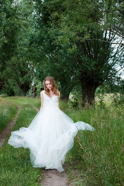 Retrato de uma jovem mulher bonita no vestido de casamento branco