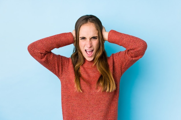 Retrato de uma jovem mulher caucasiana gritando