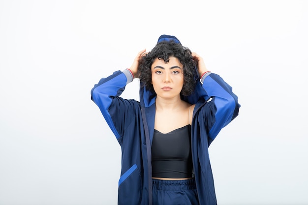 Retrato de uma jovem mulher com cabelo encaracolado