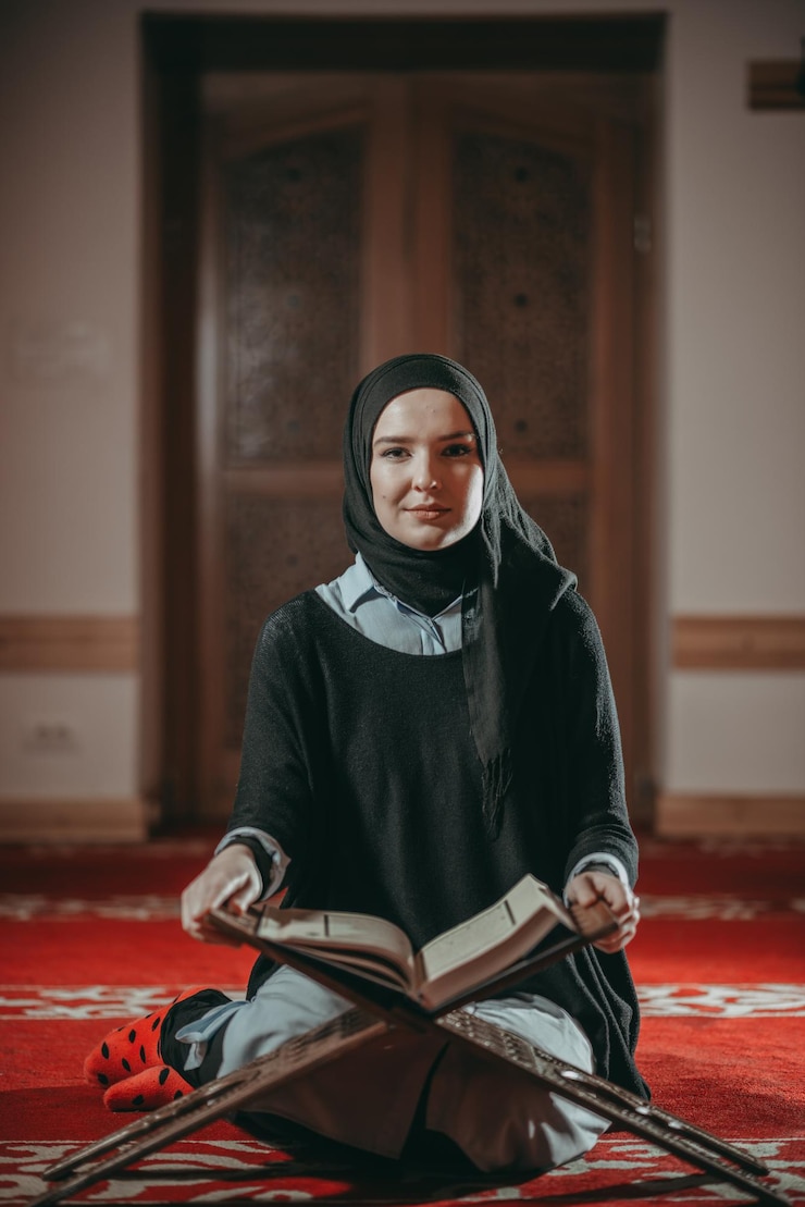 Foto retrato de uma jovem mulher com o corão sentada na mesquita