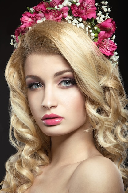 Retrato de uma jovem mulher com penteado elegante coroa de flores