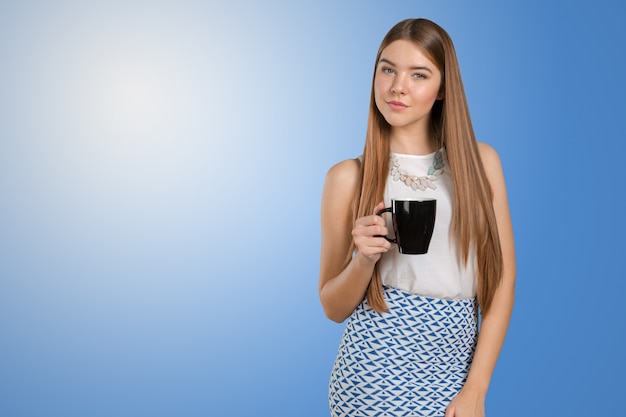 Retrato de uma jovem mulher com uma xícara de chá ou café