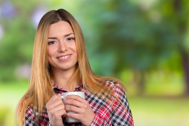 Retrato de uma jovem mulher com uma xícara de chá ou café