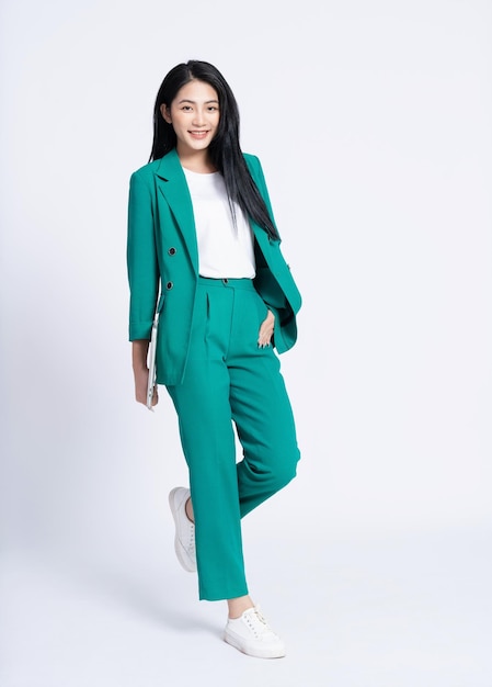 Retrato de uma jovem mulher de negócios asiática em fundo branco