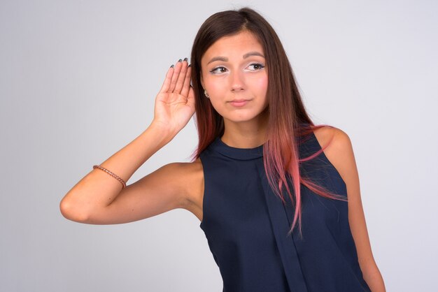 Retrato de uma jovem mulher de negócios bonita contra uma parede branca