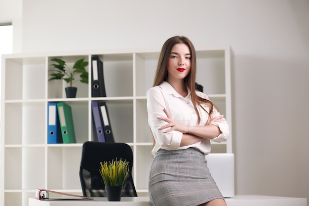 Retrato de uma jovem mulher de negócios bonita no escritório