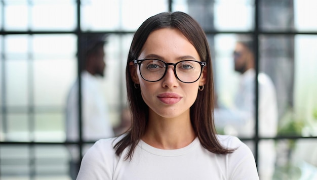 Retrato de uma jovem mulher de negócios em um escritório moderno