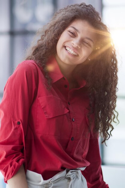 Foto retrato de uma jovem mulher de negócios em um escritório