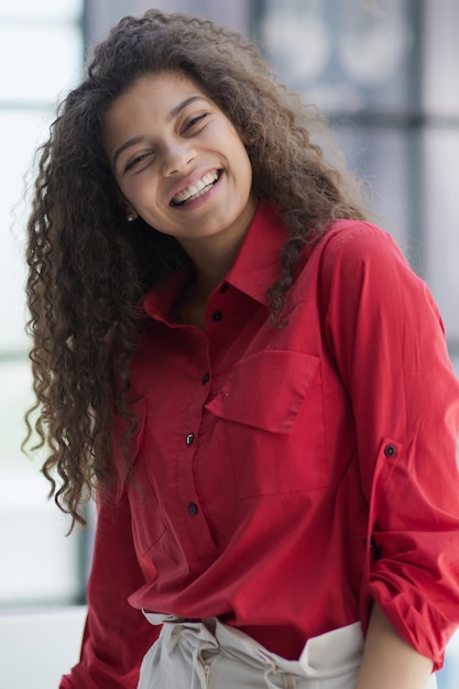 Retrato de uma jovem mulher de negócios em um escritório