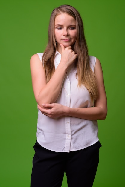 Foto retrato de uma jovem mulher de negócios loira bonita em verde