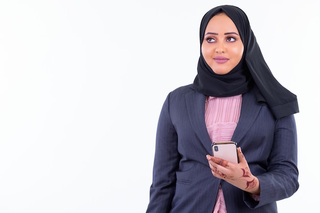 Retrato de uma jovem mulher de negócios muçulmana africana usando um hijab isolado contra uma parede branca