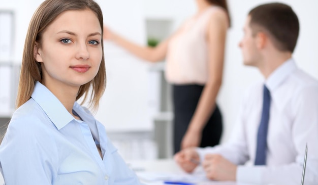 Retrato de uma jovem mulher de negócios na reunião.