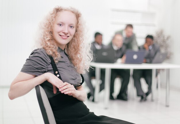 Retrato de uma jovem mulher de negócios no fundo do escritório