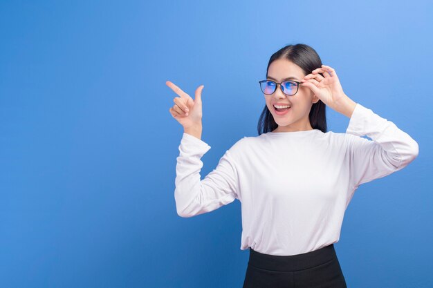 Retrato de uma jovem mulher de óculos azul, conceito de saúde