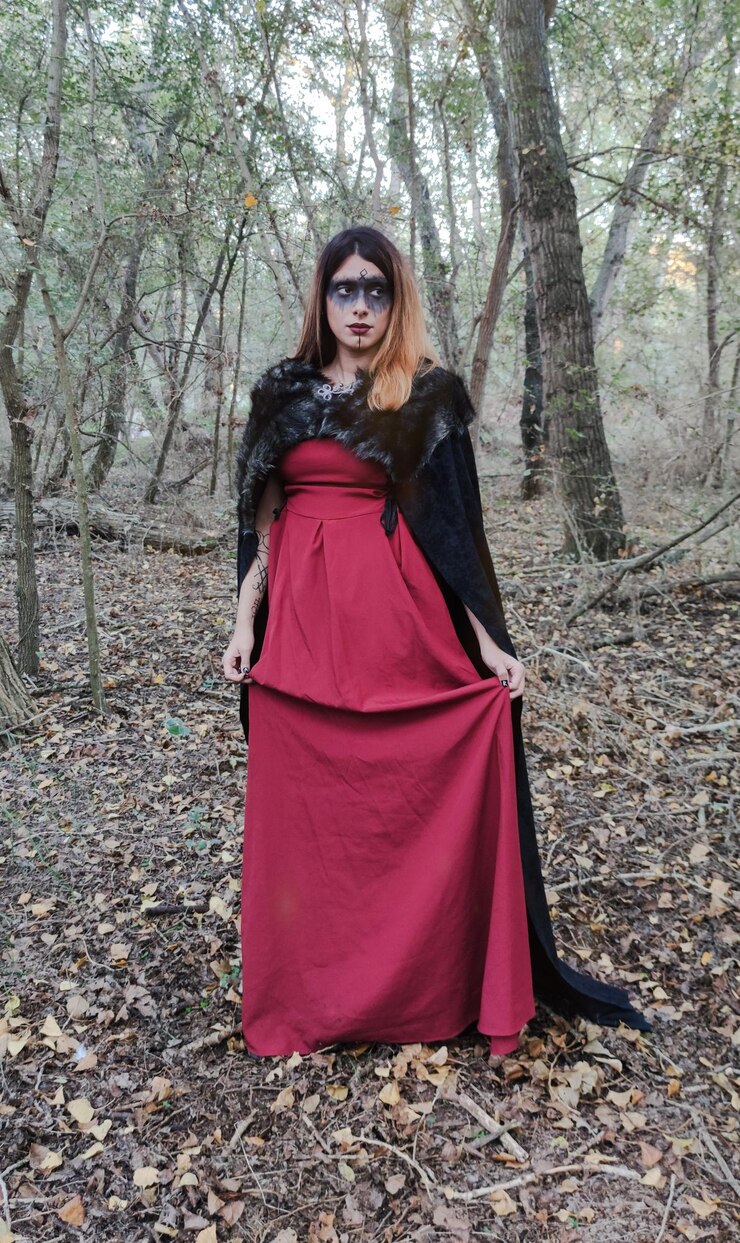 Foto retrato de uma jovem mulher de pé na floresta