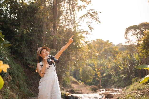 Foto retrato de uma jovem mulher de pé na floresta