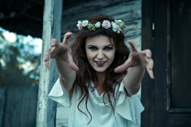 Foto retrato de uma jovem mulher dos pesadelos, conceito de halloween.