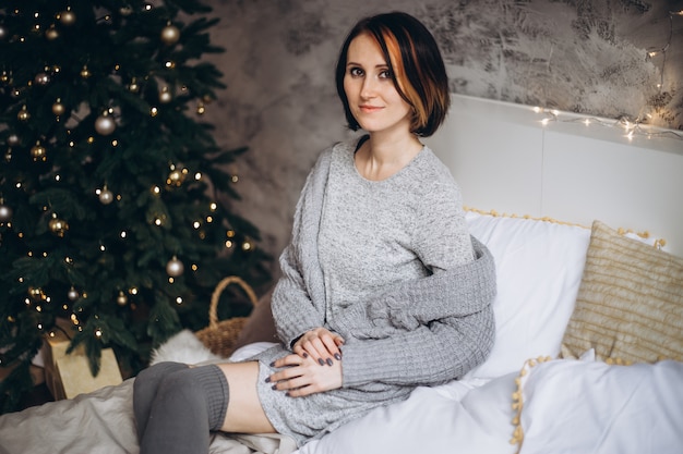 Retrato de uma jovem mulher durante os preparativos para o natal em casa