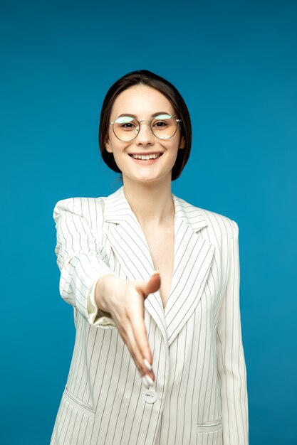 Retrato de uma jovem mulher elegante com óculos de saudação