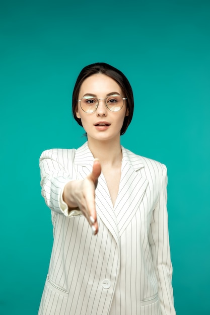 Retrato de uma jovem mulher elegante com óculos