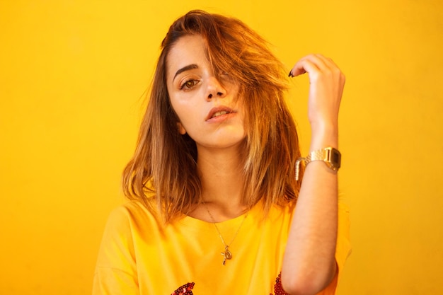 Retrato de uma jovem mulher em um fundo amarelo