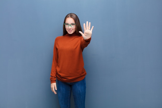 Retrato de uma jovem mulher em um fundo azul