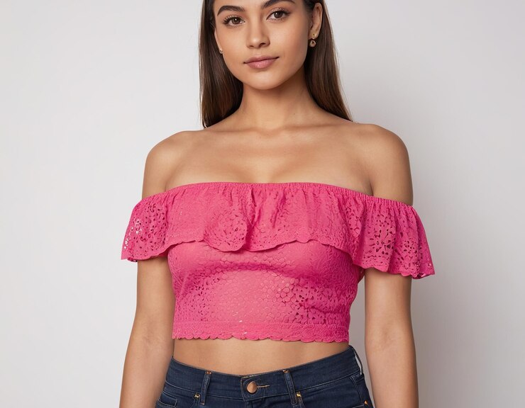 Foto retrato de uma jovem mulher hispânica com um vibrante top rosa de ombro que exala confiança e estilo