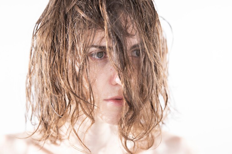 Foto retrato de uma jovem mulher isolada