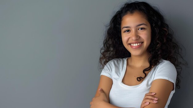 Foto retrato de uma jovem mulher latina com sorriso agradável e braços cruzados isolado em gre generative ai