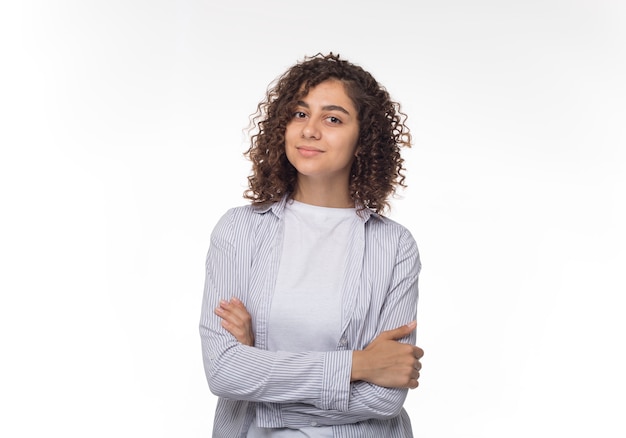 Retrato de uma jovem mulher latino-americano bonita em um fundo branco. Aluna