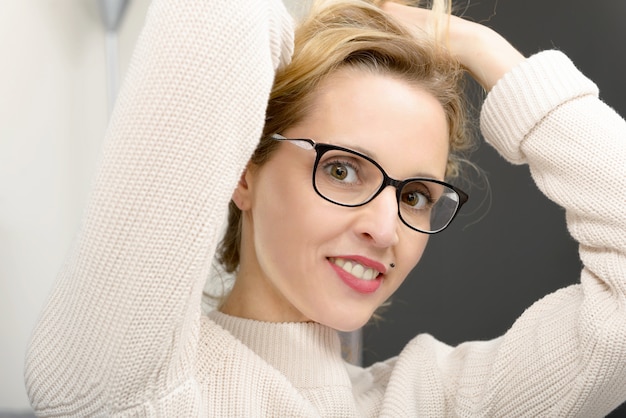 Retrato de uma jovem mulher loira com óculos