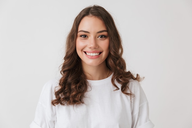 Retrato de uma jovem mulher morena casual sorridente