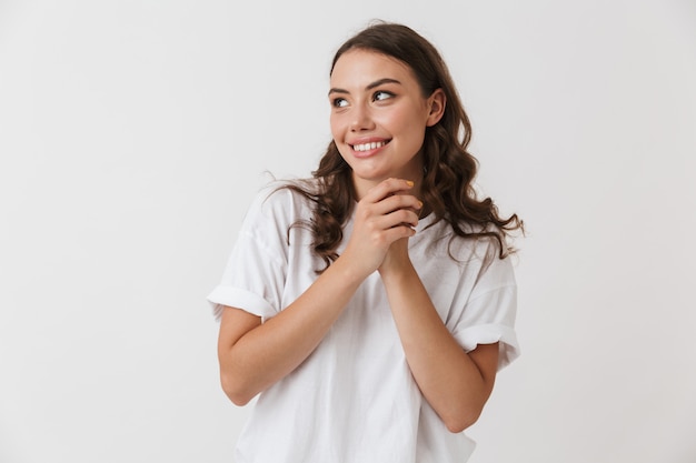 Retrato de uma jovem mulher morena casual sorridente