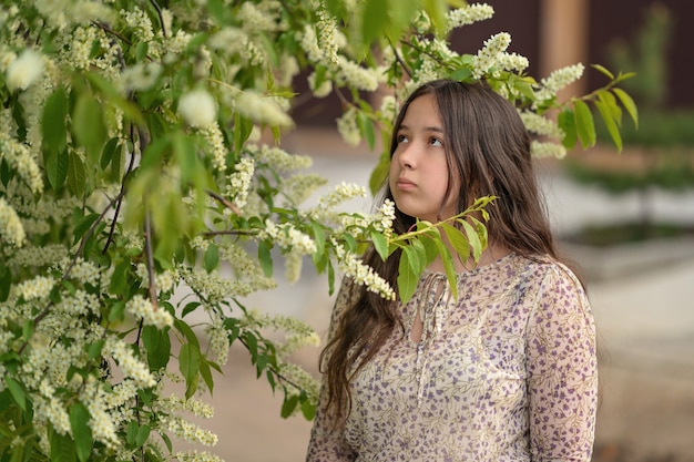 Retrato de uma jovem mulher nas flores