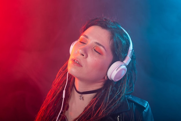 Retrato de uma jovem mulher olhando para fora