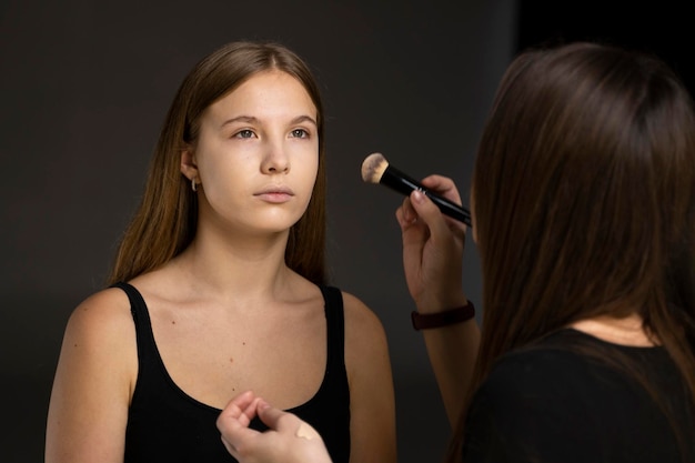 Retrato de uma jovem mulher olhando para longe contra a parede