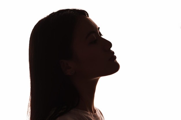 Foto retrato de uma jovem mulher olhando para longe contra um fundo branco