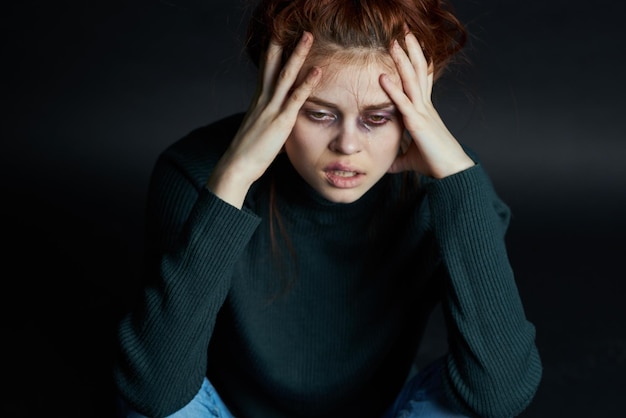 Foto retrato de uma jovem mulher olhando para longe contra um fundo preto