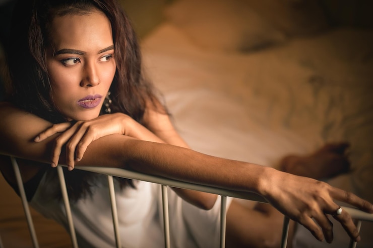 Foto retrato de uma jovem mulher olhando para longe de forma sedutora