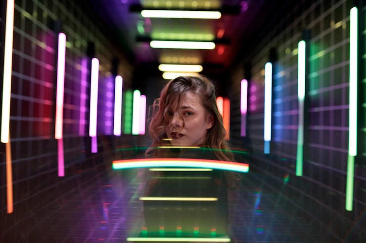 Foto retrato de uma jovem mulher olhando para outro lado à noite