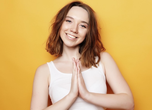 Retrato de uma jovem mulher positiva com expressão alegre