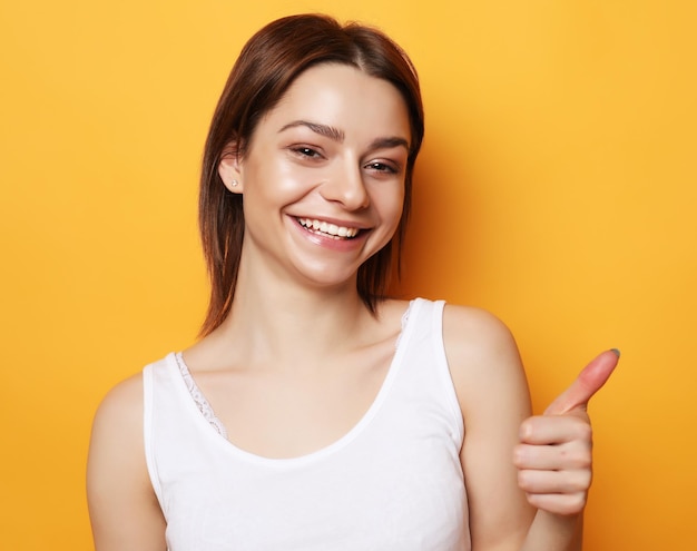 Retrato de uma jovem mulher positiva com expressão alegre