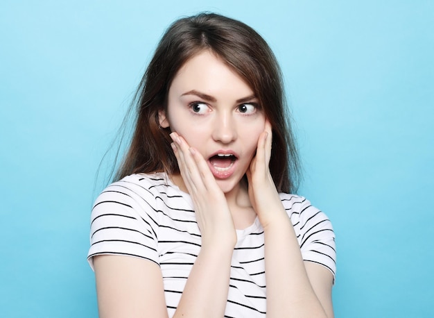 Retrato de uma jovem mulher positiva com expressão alegre