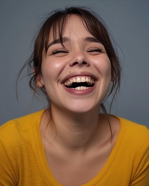 Foto retrato de uma jovem mulher rindo