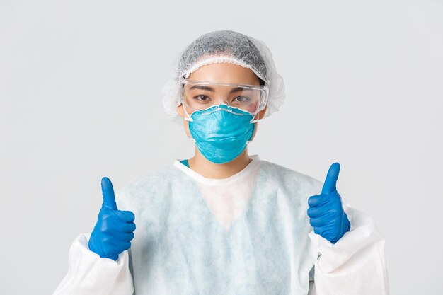 Foto retrato de uma jovem mulher segurando dentaduras contra um fundo branco