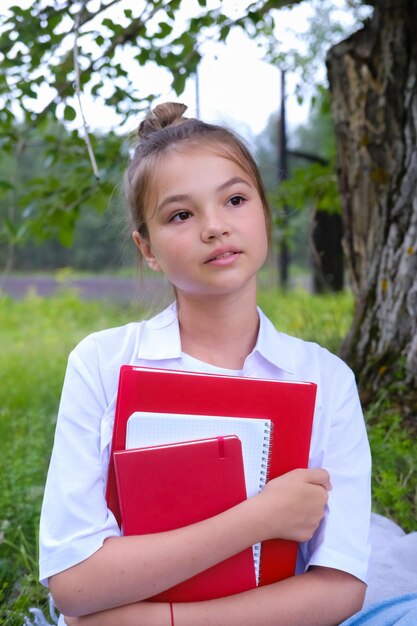 Retrato de uma jovem mulher segurando um livro.